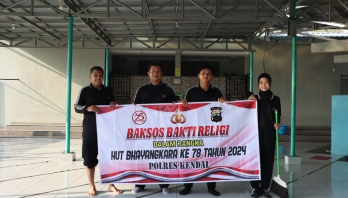 Jelang HUT Bhayangkara ke-78 Tahun 2024 Polres Kendal Baksos Bersihkan Tempat Ibadah