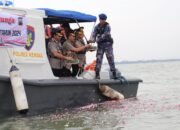 Sambut HUT Bhayangkara Ke-78, Kapolres Kendal Pimpin Upacara Ziarah di TMP dan Tabur Bunga di Pelabuhan Kendal