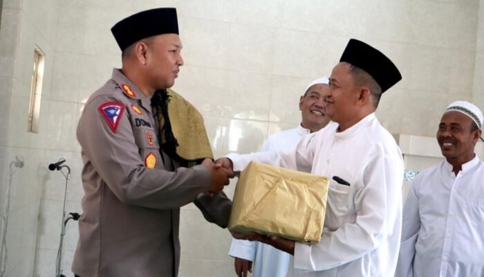 Kapolres Pekalongan Pererat Jalinan Silaturahmi Dengan Sholat Jumat Bersama Warga Bligorejo