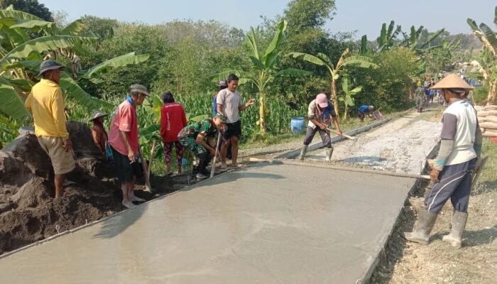 Pengecoran Jalan Rabat Beton Terlaksana 80 Persen di Lokasi TMMD Desa Monggot