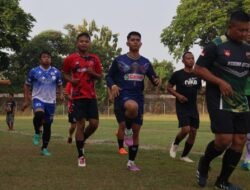 Dandim Batang Latih Fisik Para Pemain Sepak Bola Kombat FC