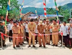 Bupati Kendal Meresmikan jalan di Cening Singorojo