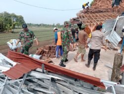 Polsek Dempet Bantu Perbaiki Rumah Akibat Bencana Puting Beliung