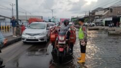 Bantu Pengguna Jalan Terdampak Rob, Polsek Sayung Bagikan Takjil di Pantura