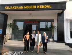 Lilia Rosa SN, S.H., M.H Dampingi Tersangka Kades Kertosari di Kejaksaan Kendal