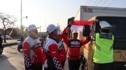 Satlantas Polres Kendal Bagikan Bendera Merah Putih di Jalur Pantura, Sopir Truk Apresiasi Aksi Nasionalis
