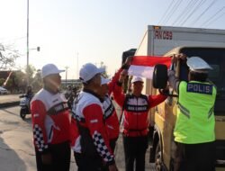 Satlantas Polres Kendal Bagikan Bendera Merah Putih di Jalur Pantura, Sopir Truk Apresiasi Aksi Nasionalis